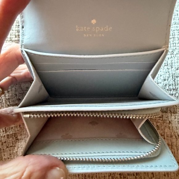 Kate Spade Gemma NWOT White/pale grey Scalloped Edge Compact Wallet 4.5x4 - Picture 4 of 11